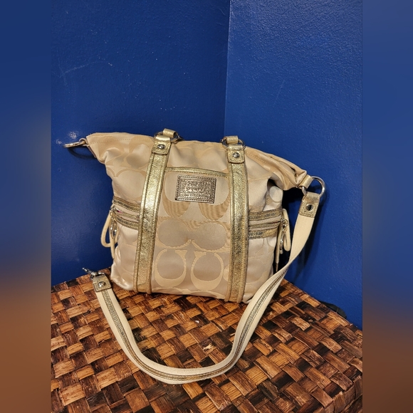 Gold Coach Purse - Picture 2 of 11